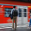Zugreisende warten im Hauptbahnhof Frankfurt auf die Einfahrt einer S-Bahn. Bund und Länder haben das 49-Euro-Ticket beschlossen