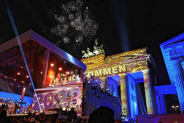 Mit einem Feuerwerk wird das neue Jahr 2023 am Brandenburger Tor begrüßt. Die Show wurde live im Fernsehen ausgestrahlt.