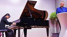Die Pianistin Ching-Fen Lee und der Erzähler Georg Mais führen das Publikum durch Franz Schuberts Leben. Foto: Constanze Wyneken