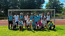 Die Mittwochskicker des FC 08 Bad Säckingen und die Fußballer der Caritaswerkstatt für Menschen mit Behinderung im Hochrheinstadion. ...