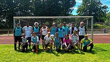 Die Mittwochskicker des FC 08 Bad Säckingen und die Fußballer der Caritaswerkstatt für Menschen mit Behinderung im Hochrheinstadion. ...