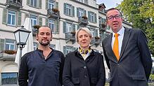 Küchenchef Sebastian Kopitzki (von links), Direktorin Christiane Welt sowie ihr Stellvertreter Florian Hölmer stehen auf der Seeterrasse ...