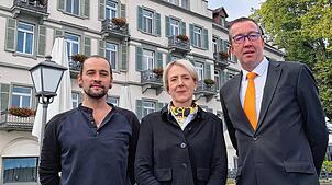 Küchenchef Sebastian Kopitzki (von links), Direktorin Christiane Welt sowie ihr Stellvertreter Florian Hölmer stehen auf der Seeterrasse ...