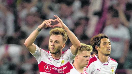 Alexandru Maxim vom VfB Stuttgart hatte gegen den FC St. Pauli allen Grund, Herzen zu verteilen.
