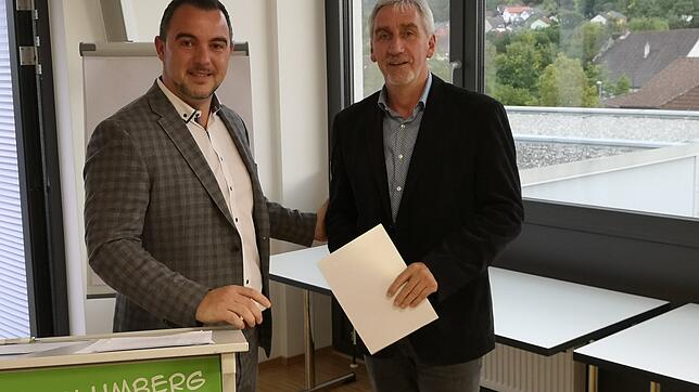 Bürgermeister Markus Keller (links) sprach dem scheidenden Hondinger Ortsvorsteher Horst Fürderer seinen Dank und seine Anerkennung aus.