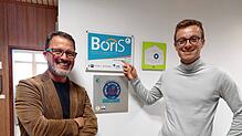 So sieht das Boris-Zertifikat aus. Schulleiter Tobias Andelfinger (links) und Matthias Fleisch, der für die beruflichen Orientierung am ...
