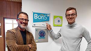 So sieht das Boris-Zertifikat aus. Schulleiter Tobias Andelfinger (links) und Matthias Fleisch, der für die beruflichen Orientierung am ...