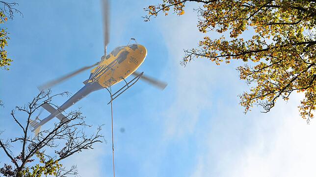 Der Hubschrauber hält über der Marienschlucht Position.