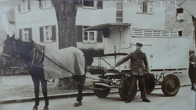 In den Jahren 1932 bis 1950 war Christian Rohrer Milchkutscher für den Riedlehof. Zu seiner täglichen Route gehörte auch die Paulinenstraße.