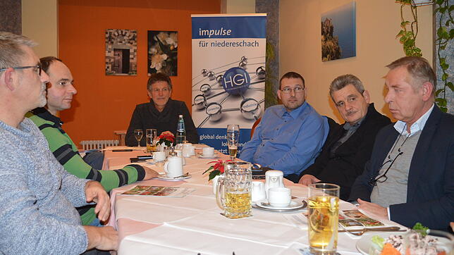 Viel zu berichten hatte HGI-Vorsitzende Rolf Zahel (Stirnseite) bei der Jahreshauptversammlung. Bild: Gerhard Jerger