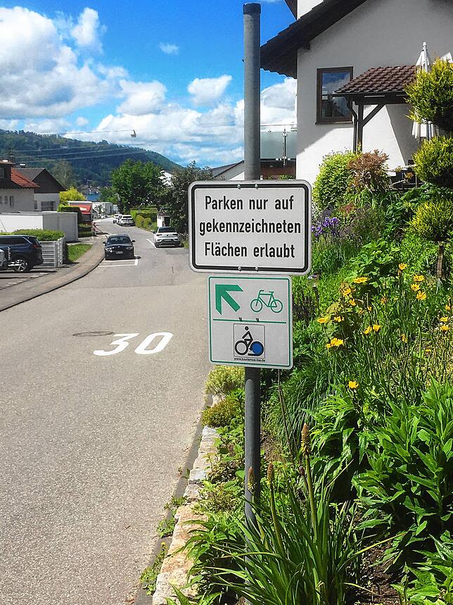 Auf Straßen in Sipplingen darf nur noch in markierten Flächen geparkt werden. Sobald die Schilder montiert sind von Mitte Mai bis ...