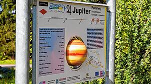 &bdquo;Der Planetenweg Lauterbach&ldquo; beginnt direkt unter der Sonnenkugel vor dem Gedächtnishaus auf dem Mooswaldkopf.