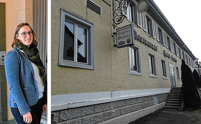 Monika Brumm, Leiterin des Amtes für Migration und Integration im Landkreis Konstanz, stellt der Nachbarschaft in Engen eine neue ...