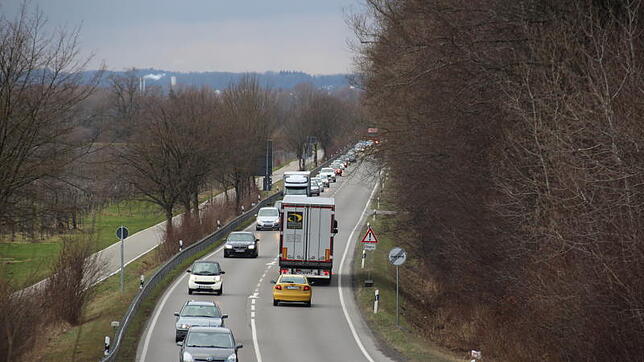 Bild : Drei Fahrspuren nach Eriskirch in Sicht