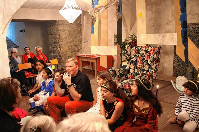 Ingo Nitzsche, freier Kurator und Inhaber des Kunsthauses &bdquo;Schwarzer Adler&ldquo; Stühlingen fördert gerne junge Menschen, nun ...