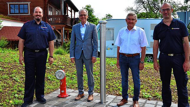Kommandant Markus Fischer, Ortsvorsteher Reinhold Mayer, Bürgermeister Johannes Moser und Lars Anhorn von der Abteilungswehr Biesendorf ...