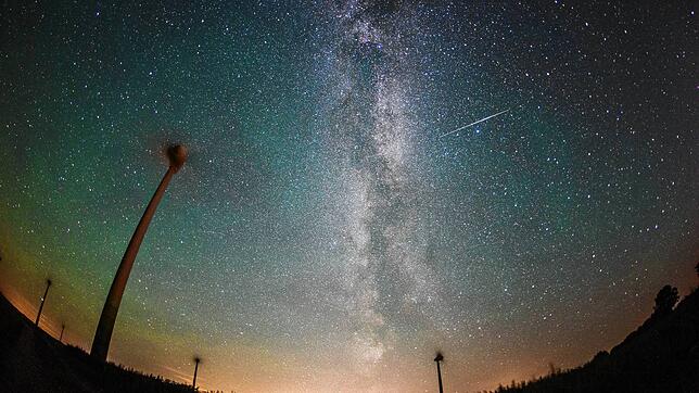 Eine Sternschnuppe am klaren Nachthimmel rechts neben der Milchstraße (Archivbild). Durch den Meteorstrom Perseiden kann man wieder ...