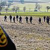 Einsatzkräfte der Polizei suchen ein Gebiet ab. Eine Spaziergängerin hat im Februar auf einer Wiese in Steinen (Landkreis Lörrach) einen ...