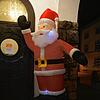 Ein &bdquo;luftiger&ldquo; Weihnachtsmann grüßt vor einem Restaurant.