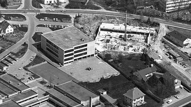 Auf diesem Foto vom 14. April 1980 ist der Baubeginn der Jahnhalle bei der Realschule zu sehen. Die Schule bestand damals nur aus einem ...