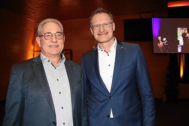 Schreinermeister Walter Tomasi mit Stefan Aust, Vorstandsvorsitzender der Volksbank Hochrhein.