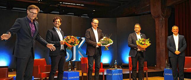 Die OB-Kandidaten erhielten Blumen vom SÜDKURIER, allerdings für ihre Partnerinnen. Von links: SÜDKURIER-Chefredakteur Stefan Lutz, ...