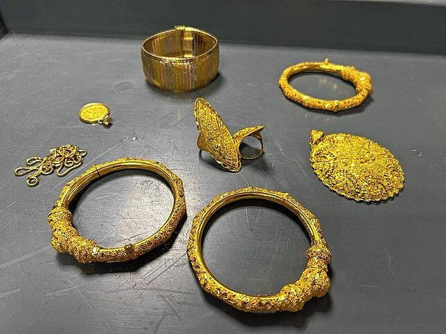 Eine 18-Jährige brachte unversteuerten Goldschmuck an den Bodensee.