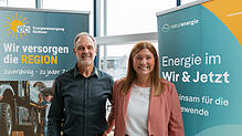 Edmund Martin, Geschäftsführer der esb, und Sarah Born, Leiterin Vertrieb & Operations Naturenergie, besprechen die Übernahme der Strom- ...