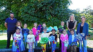 Fünf Jungen und sechs Mädchen wurden in die Grundschule Wutach eingeschult. Lehrkräfte sind Schulleiter Marco Johner (Klassenlehrer ...