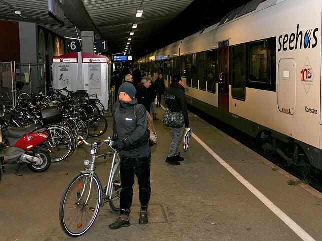 Marcus Grätsch aus Rielasingen-Worblingen fährt jeden Tag mit dem Fahrrad zum Bahnhof, um dann mit dem Zug weiter zur Arbeit zu fahren. ...
