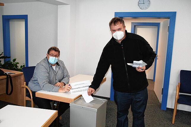 Blick ins Wahllokal in Rickenbach: Christoph Petschel bei der Stimmabgabe, links Wahlhelfer Christian Kaeser.
