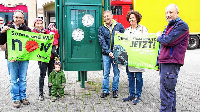 Mit einer Anzeige für die Luftqualität in der Innenstadt soll die Bevölkerung für diese Thema sensibilisiert werden. Von links: Karsten ...