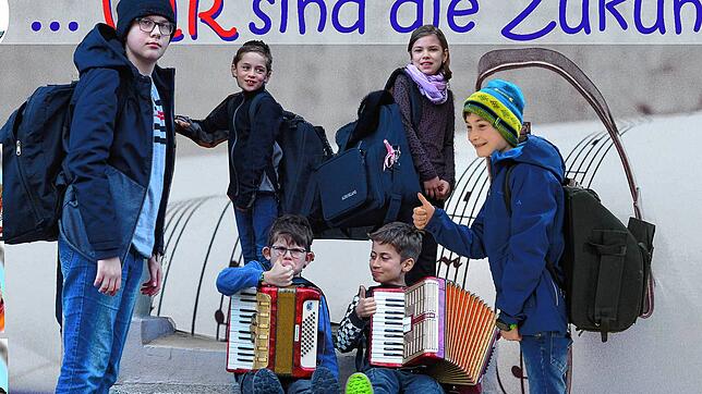 Damit die Nachwuchsmusiker ihre Leihinstrumente sicher und bequem zur Probe transportieren können, will der Verein Akkordeon-Bags ...