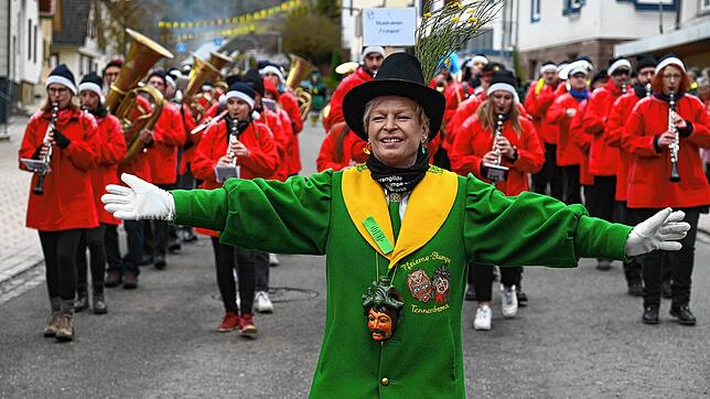 Gildemeisterin Helga Wölk führt mit den Pfrieme-Stumpe und dem Musikverein „Frohsinn“ Tennenbronn den Sonntagsumzug an. ...