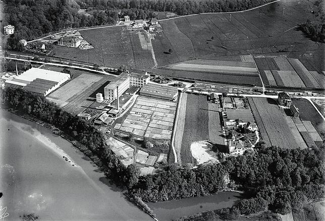 Diese Luftaufnahme entstand vermutlich in den 1930er Jahren und zeigt die Seidenwebereien Eggemann, Lange & Cie (links) sowie Naef ...