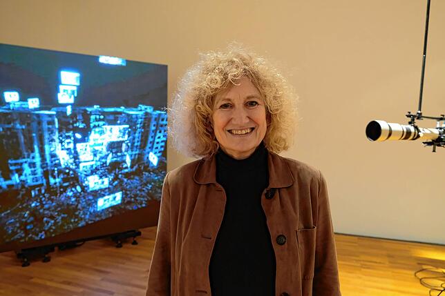 Claudia Emmert, hier vor dem Werk von Egor Kraft in der Ausstellung &bdquo;Kryptomania&ldquo;, spricht über ihre Arbeit in der ...
