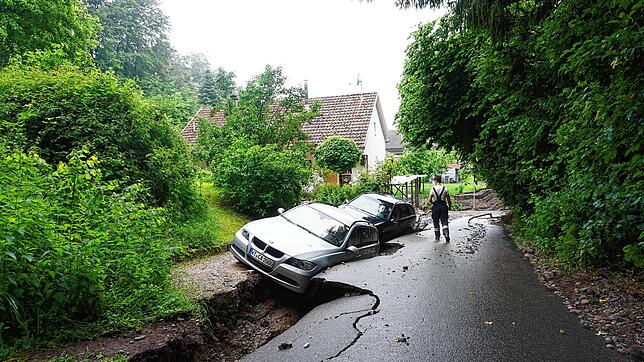 Juni 2021: Der Trottenweg in Küssaberg ist bei den Starkregenereignissen im vergangenen Sommer unterspült worden und weggebrochen.
