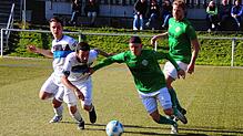 Der Furtwanger Loris Castelli (rechts) im Zweikampf mit dem Tennenbronner Raphael Fleig. Am Ende trennen sich die beiden Teams mit 2:2.
