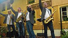 Das Saxofonquintett Safer Sax gibt im Garten des Gasthauses &bdquo;Alter Engel&ldquo; in Urberg ein Konzert. Vor 28 Jahren hatte es ...