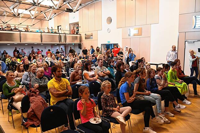 Der Saal und die Reihen waren sehr voll. Die Aufführungen zogen Interessierte an.