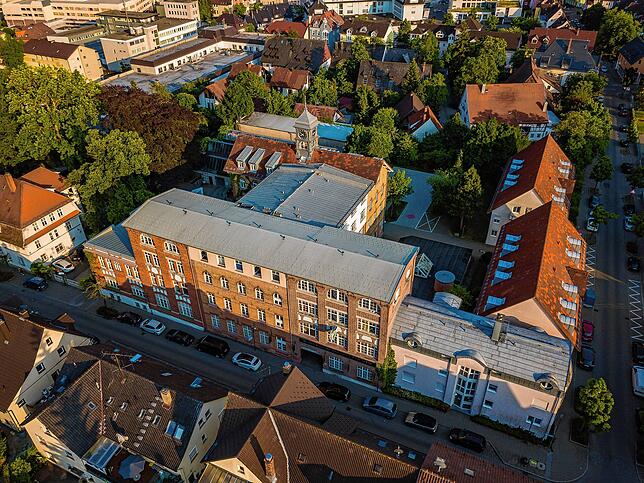 Blick auf das Bürk-Areal in Schwenningen &ndash; hier im Oktober 2020. In das ehemalige Fabrikgebäude, in dem bereits das ...