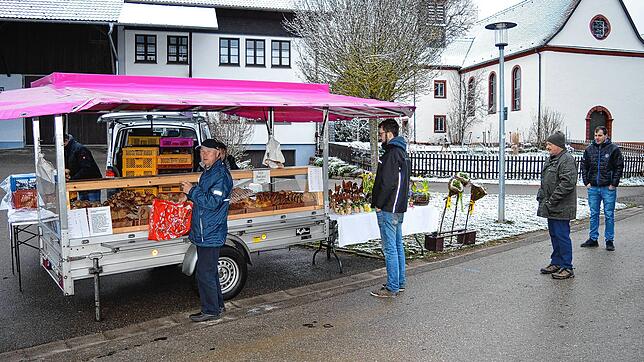 Auf dem weit verzweigten Marktgelände kann man problemlos den Sicherheitsabstand einhalten, da auch die Martkbestücker ...