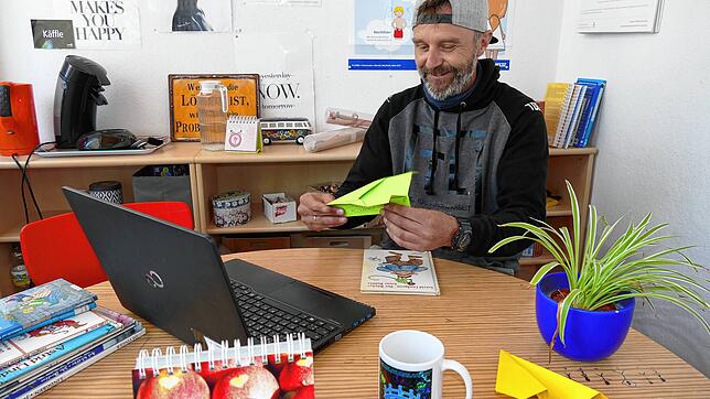 „Papierflieger basteln mit Toby“ steht bei diesem Online-Meeting für Grundschüler auf dem Programm. 24 Kinder sind zuhause ...