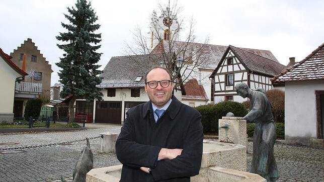 Der scheidende Aacher Bürgermeister Severin Graf an seinem Lieblingsplatz am Mönch-Brunnen inmitten der schmucken Altstadt. Bild: Sabine ...