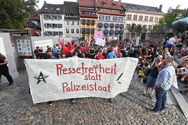 Anhänger der linken Szene gehen am 26.08.2017 in einem Protestzug durch Freiburg (Baden-Württemberg), um gegen das Verbot der ...