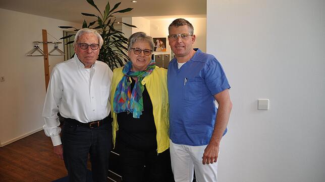 Zahnarzthelferin Elke Böhler tritt nach 49&nbsp;Jahren in der Praxis Dörr in den Ruhestand. Links Senior Werner Dörr, rechts der ...