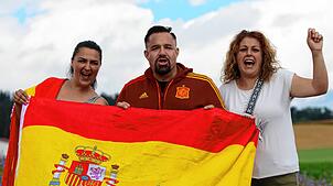 Bild : Die Fans stimmen die Spanier auf das Finale ein – wir haben Bilder!