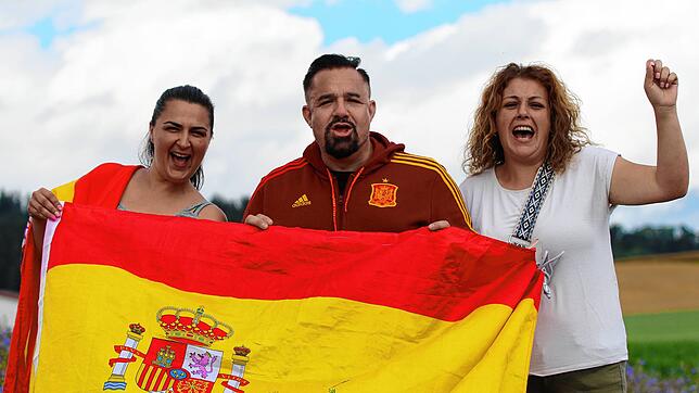 Bild : Die Fans stimmen die Spanier auf das Finale ein – wir haben Bilder!