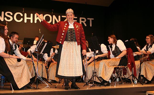 Sie freuen sich über den Beifall: Dirigentin Ingrid Meschenmoser und ihre Musiker.