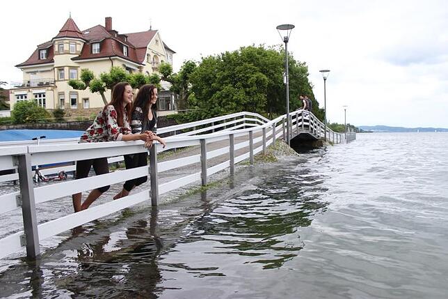 Hochwasser im Juni 2016 am Bodensee an der Brücke beim Gondelehafen in Überlingen. Die Brücke war für höhere Boote unpassierbar. ...
